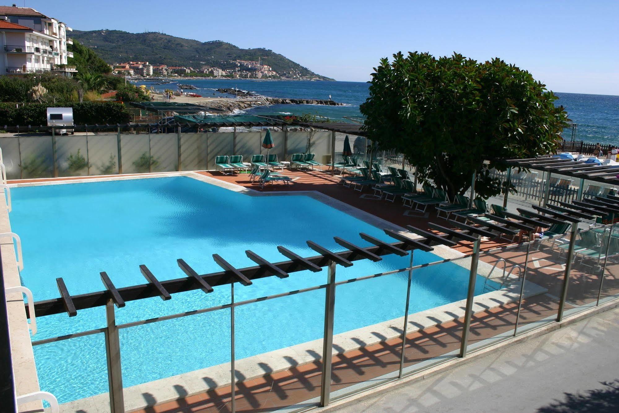 Hotel Bellevue Et Mediterranee Diano Marina Eksteriør bilde